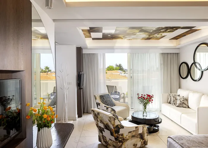 King Jason - Designed For Adults By Louis 4* פאפוס